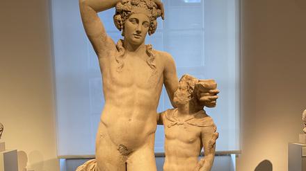 „Ausgegraben“ aus dem Depot nach über 50 Jahren: Statuengruppe mit Dionysos und Satyr, um 160/170 nach unserer Zeit in der Antikensammlung Berlin.