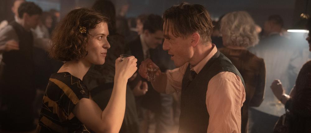 Geschafft: Charlotte Ritter (Liv Lisa Fries) und Gereon Rath (Volker Bruch) sind jetzt ein Liebespaar.