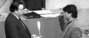 Konversion vom lässigen Linken zum Staatsmann. Hessens Ministerpräsident Holger Börner (l.) vereidigt 1985 Joschka Fischer als grünen Umweltminister.