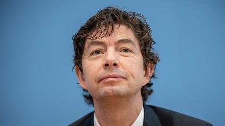 Der deutsche Virologe und Direktor des Instituts für Virologie an der Charité-Universitätsklinik Berlin, Christian Drosten, spricht während einer Pressekonferenz in Berlin (Archivbild).