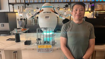 Sunny Lam, Gründer vom Botbar-Cafe in Brooklyner Viertel Greenpoint, steht neben Barista Adam und ist der erste Roboter-Kaffeemacher in der US-Ostküstenmetropole. Immer mehr Roboter führen in Restaurants einfache Aufgaben aus. 