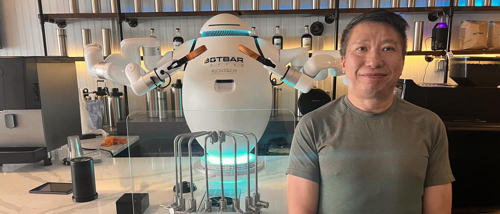 Sunny Lam, Gründer vom Botbar-Cafe in Brooklyner Viertel Greenpoint, steht neben Barista Adam und ist der erste Roboter-Kaffeemacher in der US-Ostküstenmetropole. Immer mehr Roboter führen in Restaurants einfache Aufgaben aus.