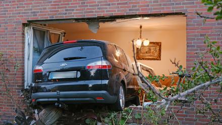 Ein 59 Jahre alter Autofahrer ist mit seinem Wagen im Landkreis Ammerland in Wiefelstede in eine Fensterfront eines Hauses gefahren. 