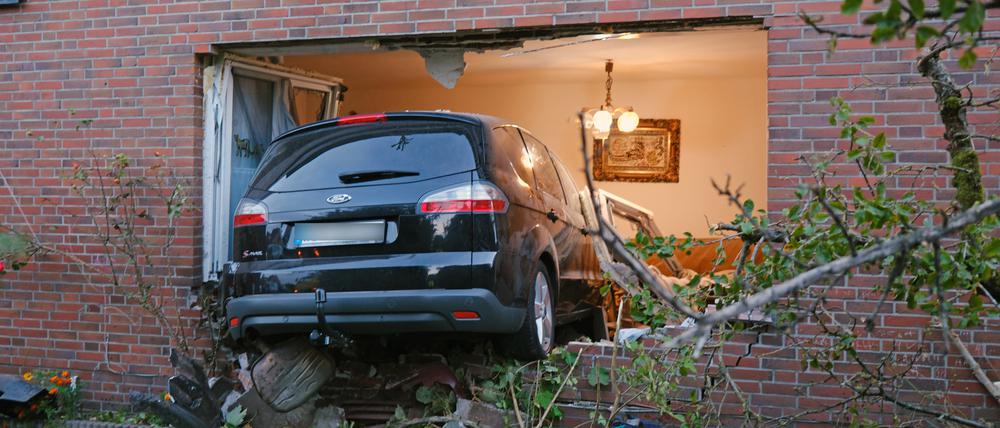 Ein 59 Jahre alter Autofahrer ist mit seinem Wagen im Landkreis Ammerland in Wiefelstede in eine Fensterfront eines Hauses gefahren. 