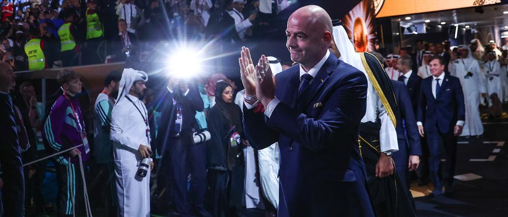 Für Gianni Infantino kann Fußball nicht groß genug werden.
