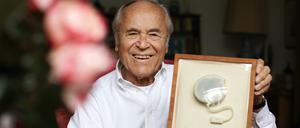 Kardiologe Heinz-Joachim Sykosch zeigt am Mittwoch einen Herzschrittmacher aus dem Jahr 1961.