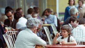 Oma und Opa spendieren ihrem Enkelkind vor der Mokka-Milch-Eisbar ein Eis, aufgenommen im Frühjahr 1970.