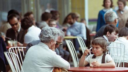Oma und Opa spendieren ihrem Enkelkind vor der Mokka-Milch-Eisbar ein Eis, aufgenommen im Frühjahr 1970.