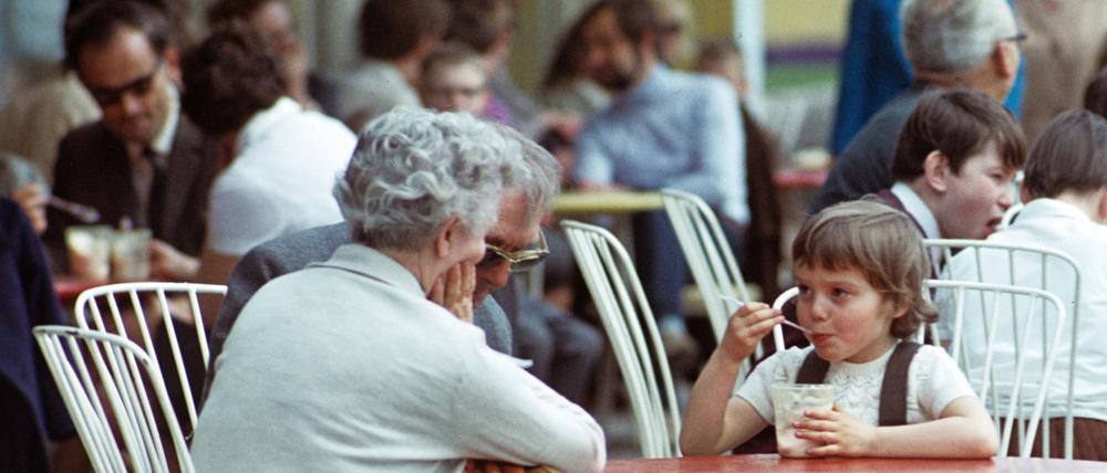 Oma und Opa spendieren ihrem Enkelkind vor der Mokka-Milch-Eisbar ein Eis, aufgenommen im Frühjahr 1970.