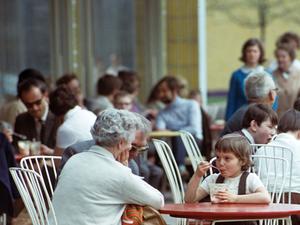Oma und Opa spendieren ihrem Enkelkind vor der Mokka-Milch-Eisbar ein Eis, aufgenommen im Frühjahr 1970.