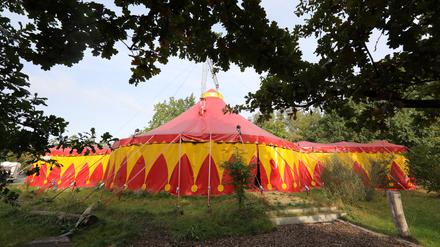 Das rot-gelbe Zelt des Potsdamer Kinder- und Jugendzirkus Montelino.