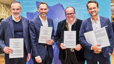 Frisch unterzeichnet: die Kooperationsvereinbarung für die „Startup-Champs“. Links im Bild Stefan Franzke von Berlin Partner.