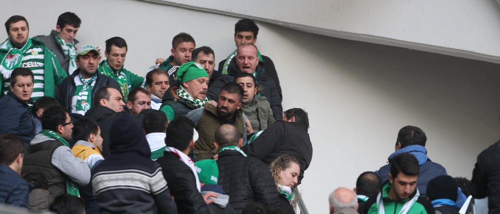 Ein Fan von Amedspor wird von Bursaspor-Fans bedrängt.