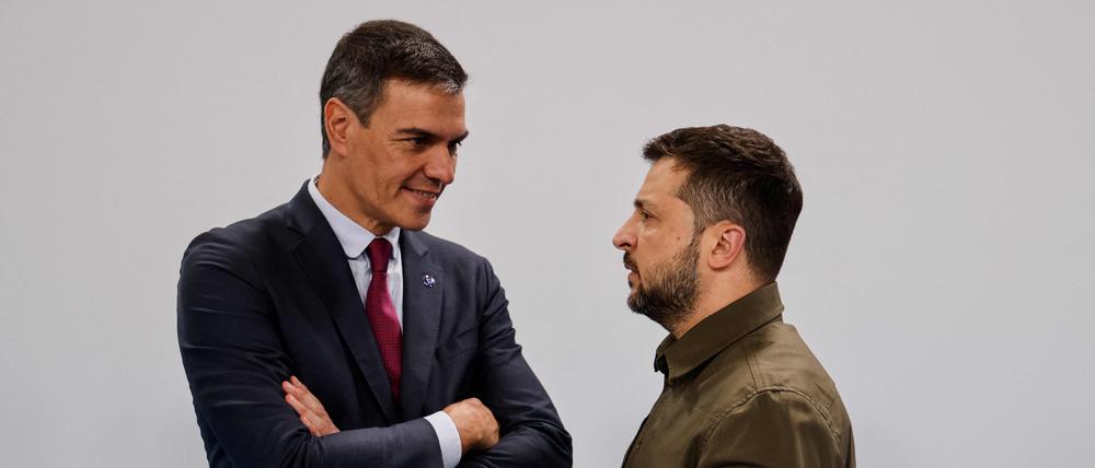 Spaniens Premierminister Pedro Sánchez (l) spricht mit dem ukrainischen Präsidenten Wolodymyr Selenskyj in Granada, am 5. Oktober 2023.