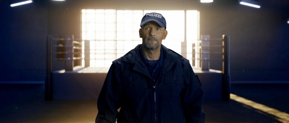 ARD/SWR LUBI - EIN POLIZIST STÜRZT AB, am Montag (09.10.23) um 23:05 Uhr im ERSTEN.
Rolf L., den alle Welt nur "Lubi" nennt, ist Polizist und bekämpft Verbrechen - bis er selbst zum Verbrecher wird.
© SWR/Frisbeefilms, honorarfrei - Verwendung gemäß der AGB im engen inhaltlichen, redaktionellen Zusammenhang mit genannter SWR-Sendung bei Nennung "Bild: SWR/Frisbeefilms" (S2+). SWR Presse/Bildkommunikation, Baden-Baden, Tel: 07221/929-22202, foto@swr.de Lubi Doku ARD