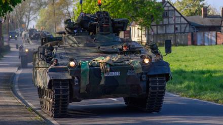 Schützenpanzer „Marder“ fahren durch Storkau.
