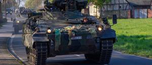 Schützenpanzer „Marder“ fahren durch Storkau.