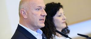Kai Wegner (CDU), Regierender Bürgermeister Berlin gibt zusammen mit der Senatorin für Arbeit, Soziales, Gleichstellung, Integration, Vielfalt und Antidiskriminierung Kiziltepe ein Statement im Roten Rathaus ab. 