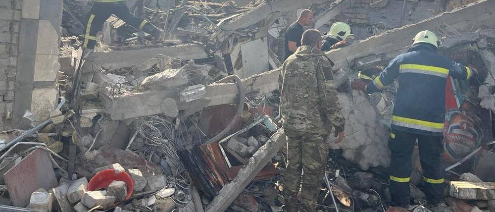 Rettungskräfte arbeiten am 5. Oktober 2023 im Dorf Hroza in der Region Charkiw in der Ukraine an der Stelle eines russischen Militärschlags inmitten des russischen Angriffs auf die Ukraine.
