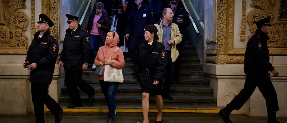 Szenen aus der Moskauer Metro. 
