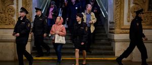Szenen aus der Moskauer Metro. 