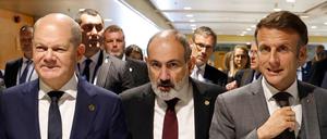 Der armenische Premierminister Nikol Pashinyan geht neben Bundeskanzler Olaf Scholz und dem französischen Präsidenten Emmanuel Macron vor Beginn einer Plenarsitzung des Gipfels der Europäischen Politischen Gemeinschaft im Kongresspalast in Granada.
