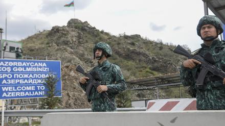 Aserbaidschanische Soldaten am Grenzkontrollpunkt Lachin. (Symbolbild)