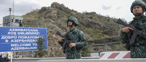 Aserbaidschanische Soldaten am Grenzkontrollpunkt Lachin. (Symbolbild)