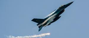 Ein F-16-Kampfjet der US-Luftwaffe im Einsatz