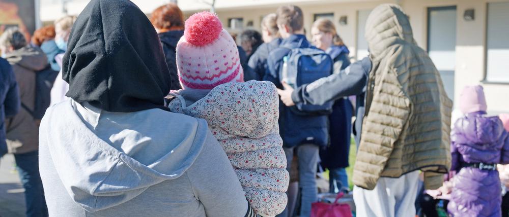 Statt mit dem ausgezahlten Bargeld, so die Vorstellung, sollen Geflüchtete, die im Asylantragsverfahren sind oder nur einen Duldungsstatus haben, ihren Bedarf an Einkäufen über eine Karte abwickeln. 