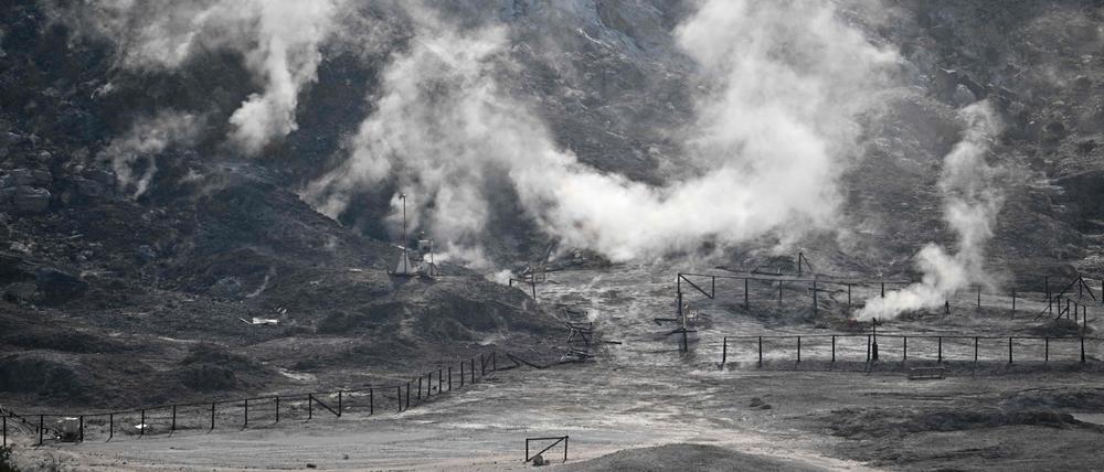 Auf dem Gebiet der Phlegräischen Felder im italienischen Pozzuoli westlich von Neapel steigt Dampf auf. Der größte aktive Supervulkan Europas macht Experten derzeit Sorgen: Die Erdkruste über dem Vulkan wird Forschenden zufolge immer schwächer.