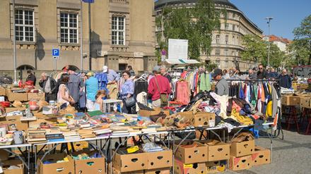 Flohmarkt, Rathaus SchÃ¶neberg, John-F.-Kennedy-Platz, SchÃ¶neberg, Tempelhof-SchÃ¶neberg, Berlin, Deutschland *** Local Caption *** , Berlin, Deutschland *** Flea Market, SchÃ¶neberg City Hall, John F Kennedy Platz, SchÃ¶neberg, Tempelhof SchÃ¶neberg, Berlin, Germany Local Caption , Berlin, Germany