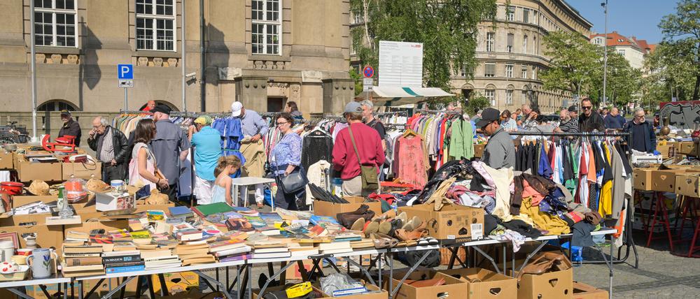 Flohmarkt, Rathaus SchÃ¶neberg, John-F.-Kennedy-Platz, SchÃ¶neberg, Tempelhof-SchÃ¶neberg, Berlin, Deutschland *** Local Caption *** , Berlin, Deutschland *** Flea Market, SchÃ¶neberg City Hall, John F Kennedy Platz, SchÃ¶neberg, Tempelhof SchÃ¶neberg, Berlin, Germany Local Caption , Berlin, Germany