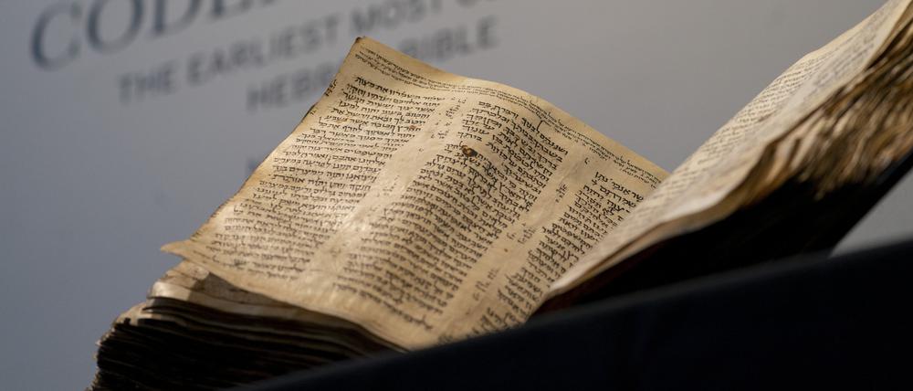 Das Auktionshaus Sotheby’s stellt den sogenannten Codex Sassoon aus (Archivbild).