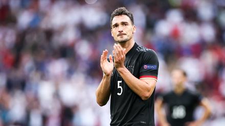 Deutschlands Mats Hummels geht nach dem Spiel über den Platz. 
