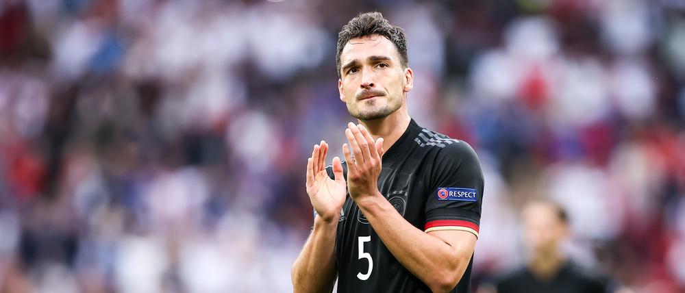 Deutschlands Mats Hummels geht nach dem Spiel über den Platz. 