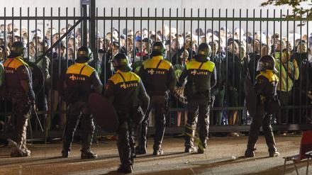 Alkmaar - After the AZ-Legia Warschau match, the supporters of Legia Warschau were stopped outside for a while. 
