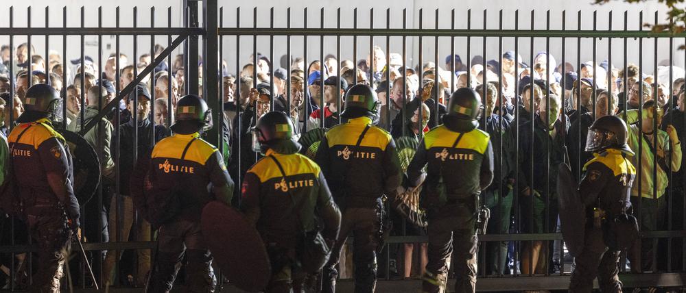 Alkmaar - After the AZ-Legia Warschau match, the supporters of Legia Warschau were stopped outside for a while.