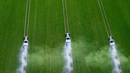 three tractors spray pesticides on a green field top view Glyphosat, Spray, Feld, Agrikultur
