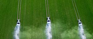 three tractors spray pesticides on a green field top view Glyphosat, Spray, Feld, Agrikultur