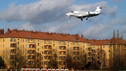 Augenkontakt mit dem Piloten. In der Neuköllner Einflugschneise kamen sich Jets und Hausdächer ganz nah.