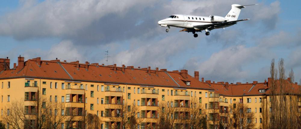Augenkontakt mit dem Piloten. In der Neuköllner Einflugschneise kamen sich Jets und Hausdächer ganz nah.