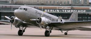 8/ Feature: Flughafen Tempelhof, Rosinenbomber, DC-3, C-47, Stadtansicht, Stadtansichten, Sehenswürdigkeit, Red Bull Air Race, Flugschau, Flugshow, Flugzeug, Sehenswürdigkeiten, sightseeing, Stadt Berlin, Symbol, Symbolbild, Aussenansicht, Archivfoto, Berlin Deutschland, Germany *** 8 Feature Tempelhof Airport, Raisin Bomber, DC 3, C 47, City view, City views, Sightseeing, Red Bull Air Race, Flight show, Airplane, Sightseeing, sightseeing, City of Berlin, Symbol, Symbol image, Exterior view, Archive Photo, Berlin Germany, Germany Copyright: xBRIGANI-ART/Bartillax 0015598300155983