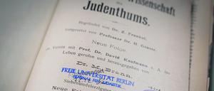 Wem hat das Buch einst gehört? Mit dieser Frage beginnt die Ermittlungsarbeit.