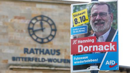 Ein Wahlplakat des AfD-Kandidaten Dornack hängt vor dem Rathaus. 