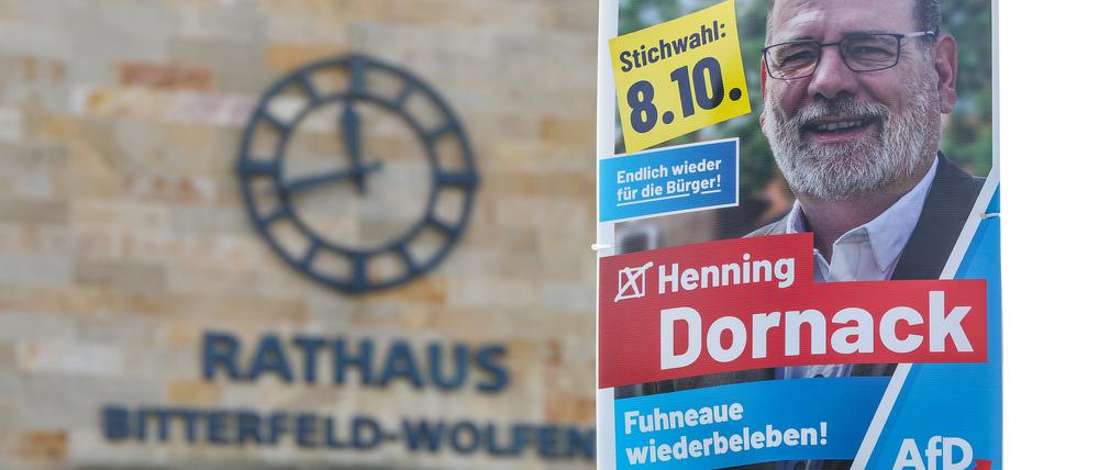 Ein Wahlplakat des AfD-Kandidaten Dornack hängt vor dem Rathaus. 