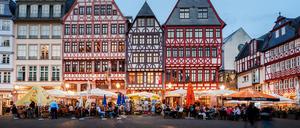 PRODUKTION - 29.09.2023, Hessen, Frankfurt/Main: Menschen sitzen in der Außengastronomie auf dem Römerberg. Die Nachfrage ist da, aber die Gewinne steigen kaum - am Ende des Sommers sind Gastronomen und Hoteliers in Hessen halbwegs zufrieden, aber nicht glücklich. (zu dpa «Höhere Kosten fressen Gewinne in der Gastronomie») Foto: Andreas Arnold/dpa +++ dpa-Bildfunk +++