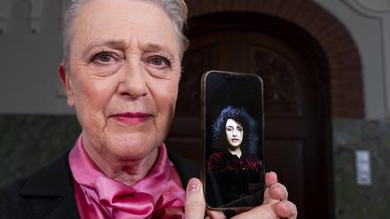 Berit Reiss-Andersen vom Nobelpreis-Komitee zeigt ein Handy-Foto von Nargis Mohammadi, der diesjährigen Gewinnerin. 