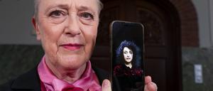 Berit Reiss-Andersen vom Nobelpreis-Komitee zeigt ein Handy-Foto von Nargis Mohammadi, der diesjährigen Gewinnerin. 