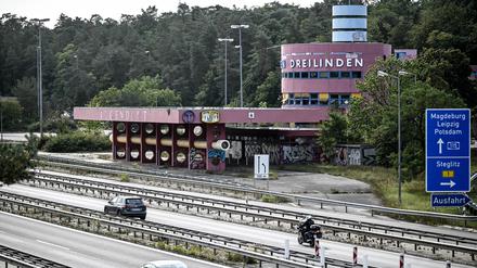 Ein historisches Gebäude, viele Ideen – und nun ein neuer Investor: Die frühere Raststätte am Grenzübergang Dreilinden hat mal wieder einen Käufer gefunden. Dessen Name wird noch nicht genannt. Ein Konzept soll er haben.